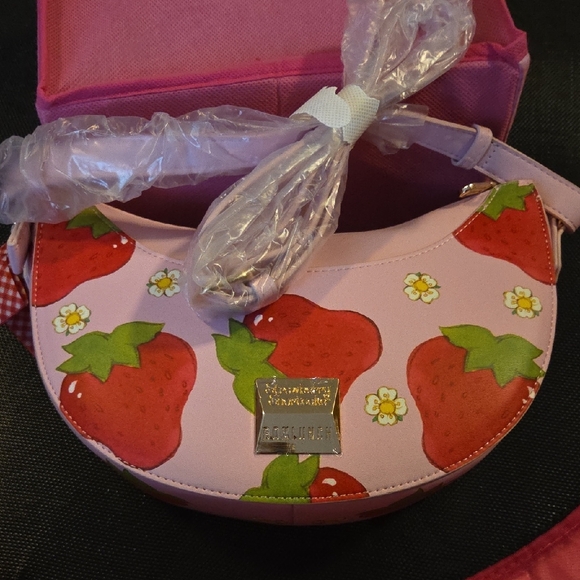 Strawberry Shortcake Shoulder Bag - Picture 2 of 3